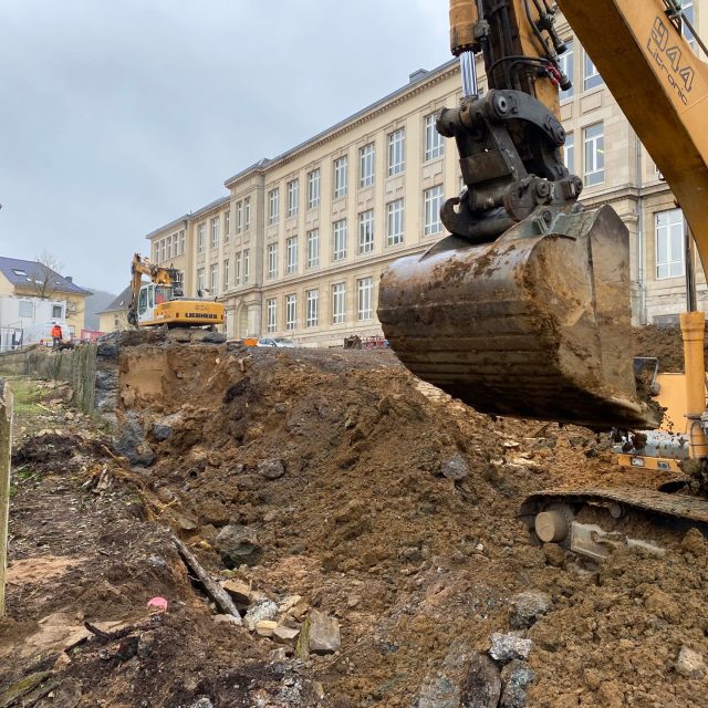 #schifflange #workinprogress #luxembourgarchitecture #luxembourgarchitects #atelier70architects #constructionsite #renovation #schoolrenovation #chantier #chantierencours #terrassement #poeckes_construction